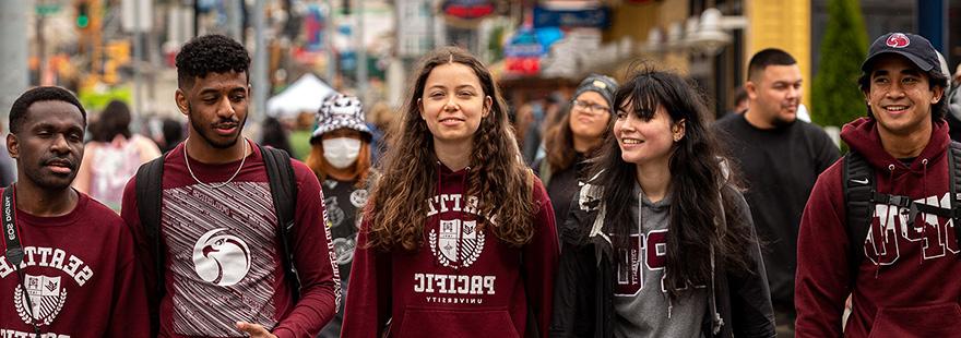 SPU students hang out in downtown 西雅图 | photo by Dan Sheehan